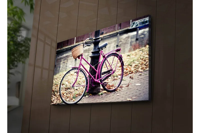 Lerretsbilde med LED-belysning 45x70 cm - Rosa sykkel med kurv ved en gatelykt - Rosa / Brun / Grå - Interiør - Maleri & posters - Lerretsbilder