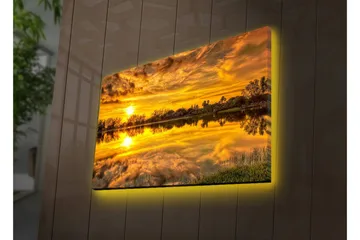 Lerretsbilde med LED-belysning 45x70 cm - Solnedgang over en speilblank innsjø med trær og grøntområder rundt - Gull / Oransje / Grønn - Interiør - Maleri & posters - Lerretsbilder
