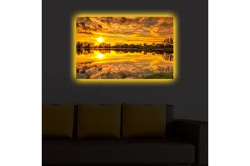 Lerretsbilde med LED-belysning 45x70 cm - Solnedgang over en speilblank innsjø med trær og grøntområder rundt - Gull / Oransje / Grønn - Interiør - Maleri & posters - Lerretsbilder