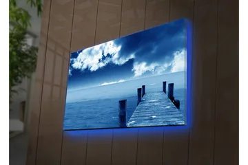 Lerretsbilde med LED-belysning 45x70 cm - Stilleben av en brygge som strekker seg ut over et blått hav under en dramatisk himmel - Blå / Grå / Hvit - Interiør - Maleri & posters - Lerretsbilder