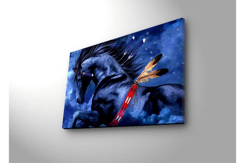 Lerretsbilde med LED-belysning 45x70 cm - Stolt svart hest med fjær i et drømmeaktig nattmiljø - Svart / Blå / Brun - Interiør - Maleri & posters - Lerretsbilder