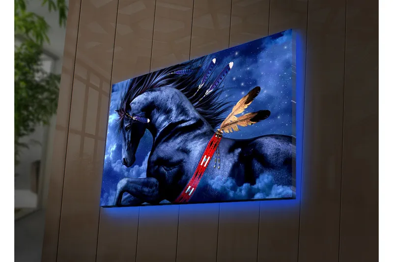 Lerretsbilde med LED-belysning 45x70 cm - Stolt svart hest med fjær i et drømmeaktig nattmiljø - Svart / Blå / Brun - Interiør - Maleri & posters - Lerretsbilder