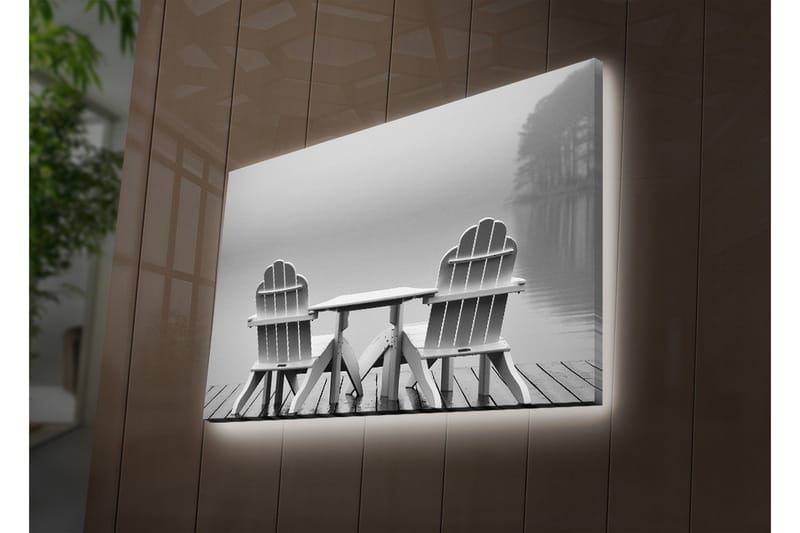 Lerretsbilde med LED-belysning 45x70 cm - To hvite stoler ved en rolig innsjø - Hvit / Grå - Interiør - Maleri & posters - Lerretsbilder