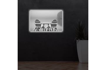 Lerretsbilde med LED-belysning 45x70 cm - To hvite stoler ved en rolig innsjø - Hvit / Grå - Interiør - Maleri & posters - Lerretsbilder