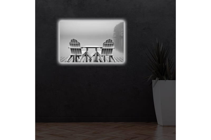 Lerretsbilde med LED-belysning 45x70 cm - To hvite stoler ved en rolig innsjø - Hvit / Grå - Interiør - Maleri & posters - Lerretsbilder