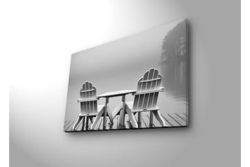 Lerretsbilde med LED-belysning 45x70 cm - To hvite stoler ved en rolig innsjø - Hvit / Grå - Interiør - Maleri & posters - Lerretsbilder