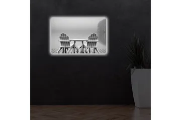 Lerretsbilde med LED-belysning 45x70 cm - To hvite stoler ved en rolig innsjø - Hvit / Grå - Interiør - Maleri & posters - Lerretsbilder