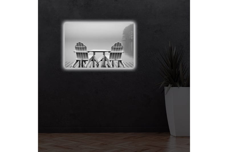 Lerretsbilde med LED-belysning 45x70 cm - To hvite stoler ved en rolig innsjø - Hvit / Grå - Interiør - Maleri & posters - Lerretsbilder