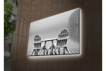 Lerretsbilde med LED-belysning 45x70 cm - To hvite stoler ved en rolig innsjø - Hvit / Grå - Interiør - Maleri & posters - Lerretsbilder