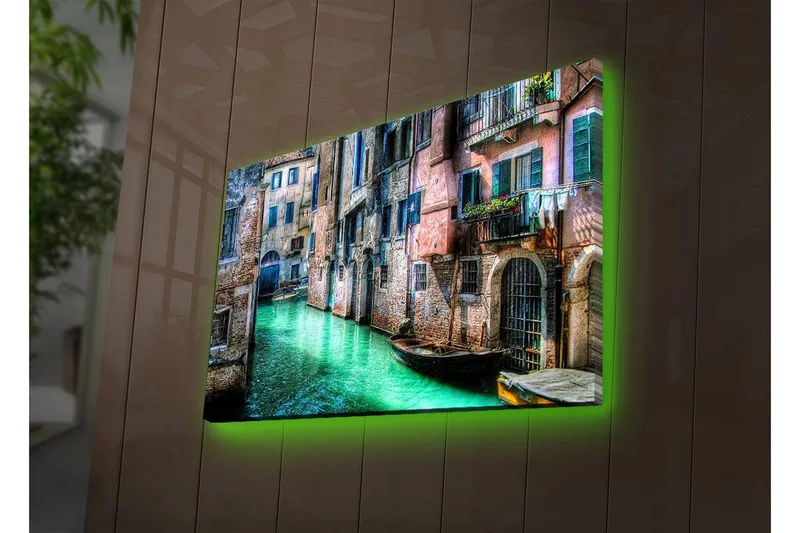 Lerretsbilde med LED-belysning 45x70 cm - Vakker kanal med historiske bygninger og båter i pittoreske omgivelser, Grønn / Rosa / Blå