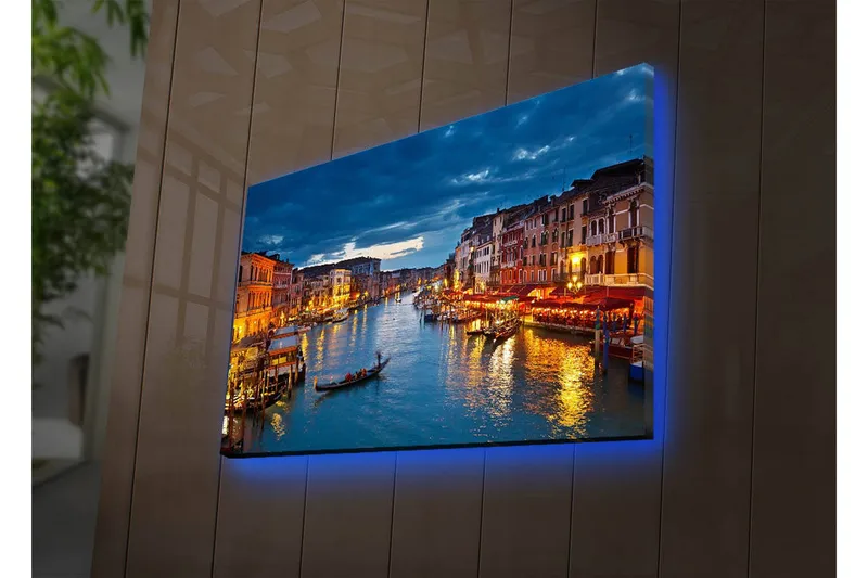 Lerretsbilde med LED-belysning 45x70 cm - Vakker utsikt over en kanal i Venezia med opplyste bygninger ved vannet, Blå / Oransje / Grønn