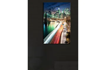 Lerretsbilde med LED-belysning 70x45 cm - Bylandskap med lysspill fra biler og bygninger ved en bro - Grønn / Blå / Rød - Interiør - Maleri & posters - Lerretsbilder