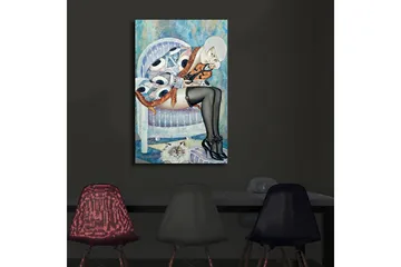 Lerretsbilde med LED-belysning 70x45 cm - Kvinnefigur i svart strømpebukse sittende på en stol med en katt ved føttene - Blå / Svart / Beige - Interiør - Maleri & posters - Lerretsbilder