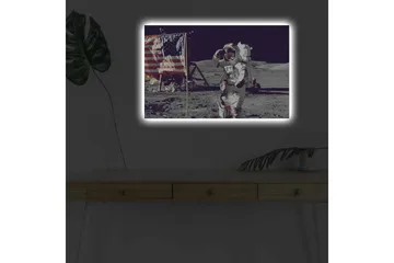 Lerretsbilde med LED-belysning - Astronaut hilser på måneoverflaten med det amerikanske flagget i bakgrunnen - Grå / Hvit / Rød - Interiør - Maleri & posters - Lerretsbilder