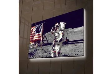 Lerretsbilde med LED-belysning - Astronaut hilser på måneoverflaten med det amerikanske flagget i bakgrunnen - Grå / Hvit / Rød - Interiør - Maleri & posters - Lerretsbilder