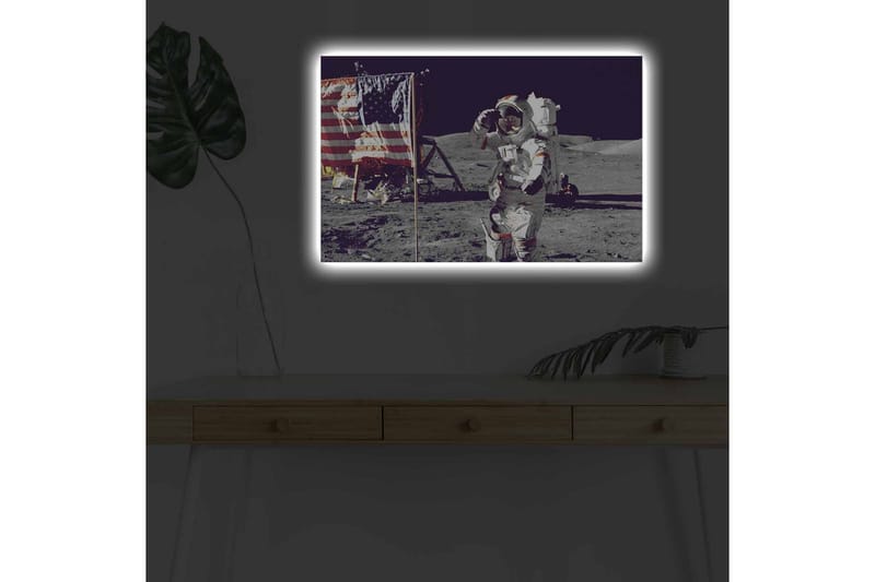 Lerretsbilde med LED-belysning - Astronaut hilser på måneoverflaten med det amerikanske flagget i bakgrunnen - Grå / Hvit / Rød - Interiør - Maleri & posters - Lerretsbilder