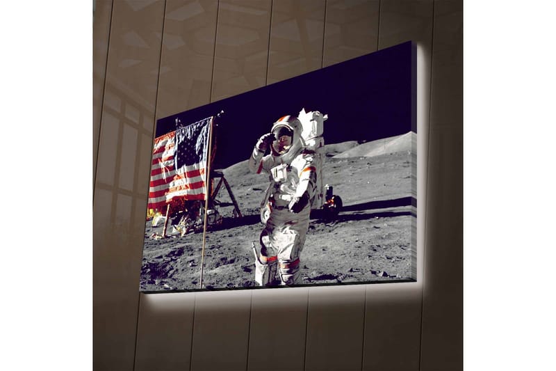 Lerretsbilde med LED-belysning - Astronaut hilser på måneoverflaten med det amerikanske flagget i bakgrunnen - Grå / Hvit / Rød - Interiør - Maleri & posters - Lerretsbilder