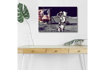 Lerretsbilde med LED-belysning - Astronaut hilser på måneoverflaten med det amerikanske flagget i bakgrunnen - Grå / Hvit / Rød - Interiør - Maleri & posters - Lerretsbilder