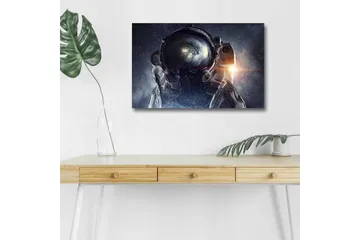 Lerretsbilde med LED-belysning - Astronaut med jorden synlig i hjelmen mot en stjerneklar bakgrunn - Mørk blå / Svart / Hvit - Interiør - Maleri & posters - Lerretsbilder