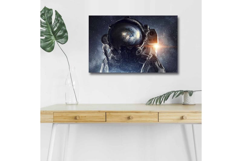 Lerretsbilde med LED-belysning - Astronaut med jorden synlig i hjelmen mot en stjerneklar bakgrunn - Mørk blå / Svart / Hvit - Interiør - Maleri & posters - Lerretsbilder