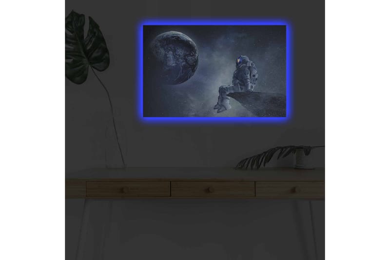 Lerretsbilde med LED-belysning - Astronaut sitter på en stein med jorden i bakgrunnen - Mørk blå / Grå / Hvit - Interiør - Maleri & posters - Lerretsbilder
