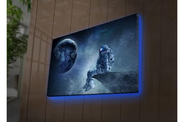 Lerretsbilde med LED-belysning - Astronaut sitter på en stein med jorden i bakgrunnen - Mørk blå / Grå / Hvit - Interiør - Maleri & posters - Lerretsbilder