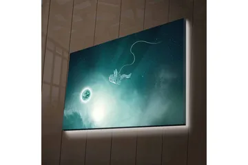 Lerretsbilde med LED-belysning - Astronaut som svever i rommet med en planet i bakgrunnen - Mørk blå / Grønn / Hvit - Interiør - Maleri & posters - Lerretsbilder