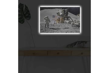 Lerretsbilde med LED-belysning - Astronaut på måneoverflaten med månelander og amerikansk flagg - Grå / Svart / Gull - Interiør - Maleri & posters - Lerretsbilder