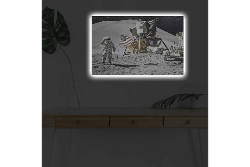 Lerretsbilde med LED-belysning - Astronaut på måneoverflaten med månelander og amerikansk flagg - Grå / Svart / Gull - Interiør - Maleri & posters - Lerretsbilder