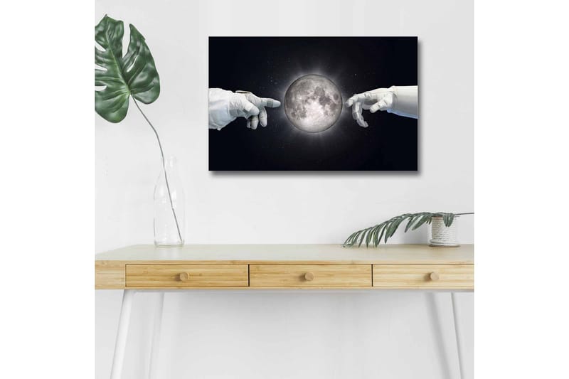 Lerretsbilde med LED-belysning - Astronauthender rekker mot månen - Hvit / Svart / Grå - Interiør - Maleri & posters - Lerretsbilder