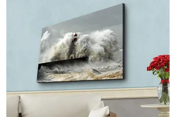 Lerretsbilde med LED-belysning - Bølger som slår mot et fyrtårn i stormvær - Grå / Hvit / Brun - Interiør - Maleri & posters - Lerretsbilder