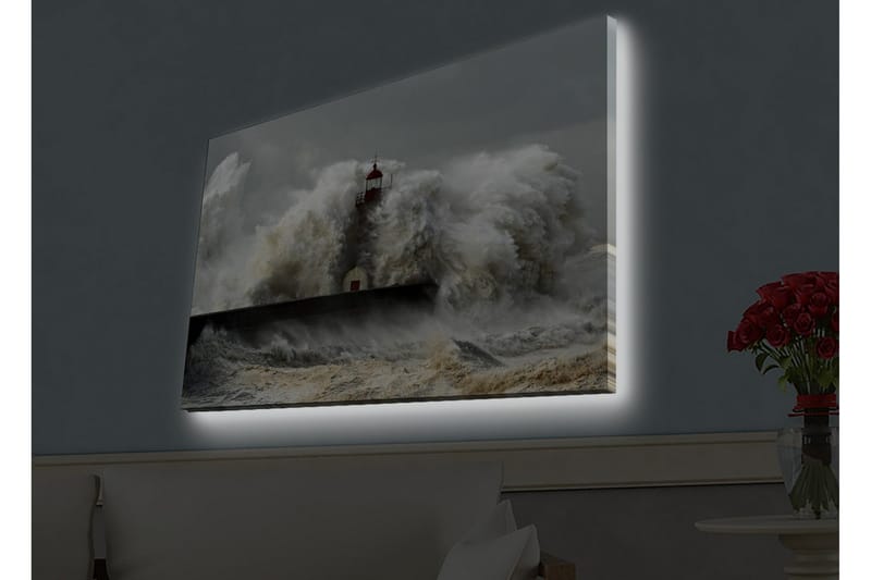 Lerretsbilde med LED-belysning - Bølger som slår mot et fyrtårn i stormvær - Grå / Hvit / Brun - Interiør - Maleri & posters - Lerretsbilder