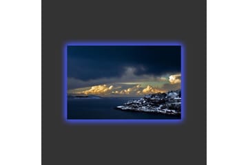 Lerretsbilde med LED-belysning - Dramatisk kystlandskap med snødekte klipper og mørke skyer - Mørk blå / Hvit / Grå - Interiør - Maleri & posters - Lerretsbilder