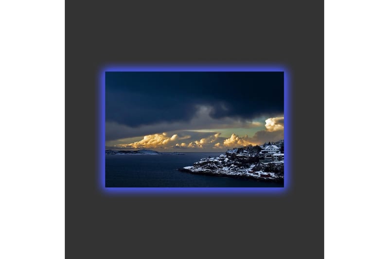Lerretsbilde med LED-belysning - Dramatisk kystlandskap med snødekte klipper og mørke skyer - Mørk blå / Hvit / Grå - Interiør - Maleri & posters - Lerretsbilder