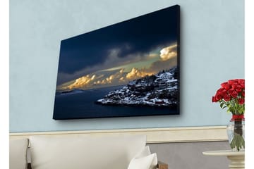 Lerretsbilde med LED-belysning - Dramatisk kystlandskap med snødekte klipper og mørke skyer - Mørk blå / Hvit / Grå - Interiør - Maleri & posters - Lerretsbilder