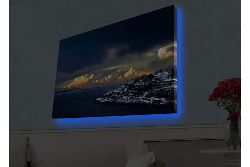 Lerretsbilde med LED-belysning - Dramatisk kystlandskap med snødekte klipper og mørke skyer - Mørk blå / Hvit / Grå - Interiør - Maleri & posters - Lerretsbilder