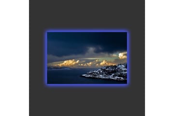 Lerretsbilde med LED-belysning - Dramatisk kystlandskap med snødekte klipper og mørke skyer - Mørk blå / Hvit / Grå - Interiør - Maleri & posters - Lerretsbilder