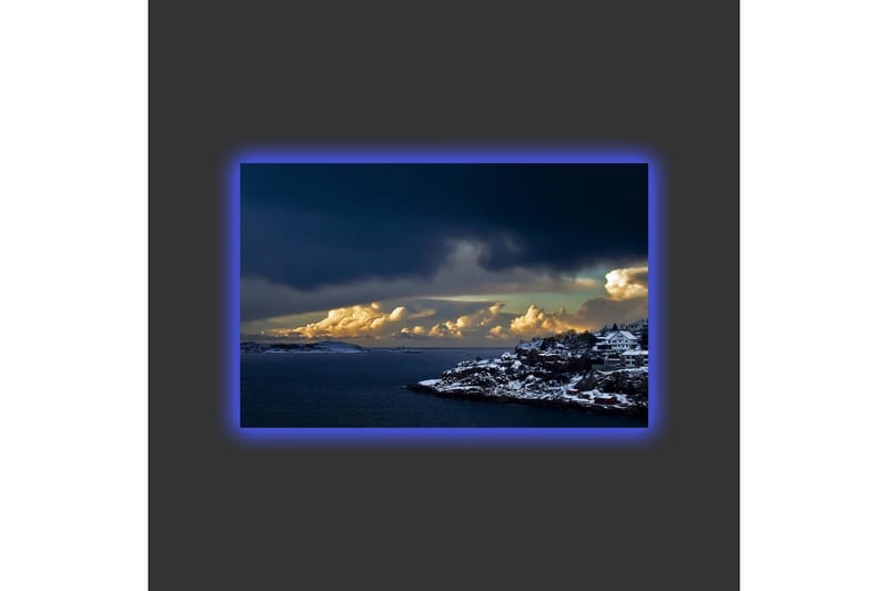 Lerretsbilde med LED-belysning - Dramatisk kystlandskap med snødekte klipper og mørke skyer - Mørk blå / Hvit / Grå - Interiør - Maleri & posters - Lerretsbilder