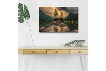 Lerretsbilde med LED-belysning - Dramatisk landskap med fjell og trær ved en speilblank innsjø - Mørk grønn / Grå / Blå - Interiør - Maleri & posters - Lerretsbilder