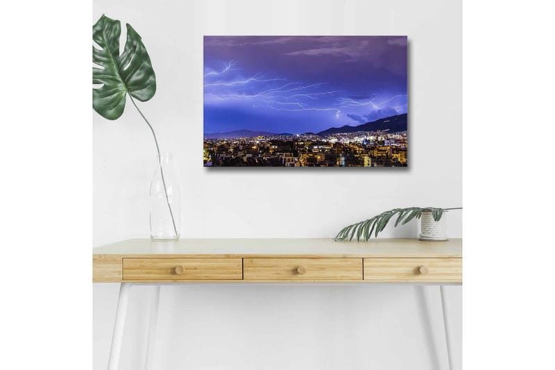 Lerretsbilde med LED-belysning - Dramatisk tordenvær over en bysilhuett, Mørk blå / Lilla / Hvit