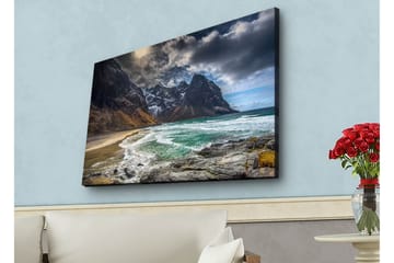 Lerretsbilde med LED-belysning - Dramatiske fjell med snø og en turkis strand - Mørkegrå / Turkis / Beige - Interiør - Maleri & posters - Lerretsbilder