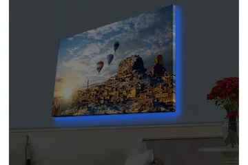 Lerretsbilde med LED-belysning - Fargerike varmluftsballonger som svever over et fjelllandskap med solnedgang - Gull / Blå / Oransje - Interiør - Maleri & posters - Lerretsbilder