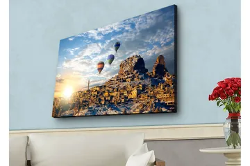 Lerretsbilde med LED-belysning - Fargerike varmluftsballonger som svever over et fjelllandskap med solnedgang - Gull / Blå / Oransje - Interiør - Maleri & posters - Lerretsbilder