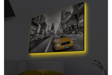 Lerretsbilde med LED-belysning - Gul taxi i et svart-hvitt bybilde av Times Square - Gul / Svart / Grå - Interiør - Maleri & posters - Lerretsbilder