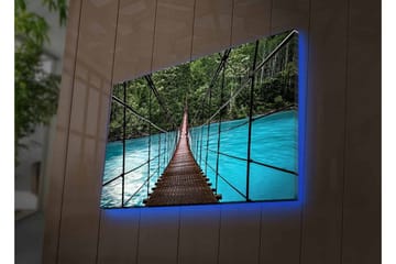 Lerretsbilde med LED-belysning - Hengebro over en klar blå elv omgitt av frodig natur - Grønn / Blå / Brun - Interiør - Maleri & posters - Lerretsbilder