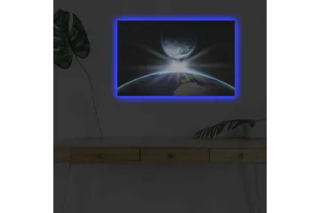 Lerretsbilde med LED-belysning - Jorden sett fra verdensrommet med en strålende soloppgang bak månen - Blå / Grønn / Svart - Interiør - Maleri & posters - Lerretsbilder