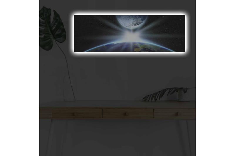 Lerretsbilde med LED-belysning - Jorden sett fra verdensrommet med lysstråler som bryter gjennom atmosfæren, Blå / Grønn / Svart