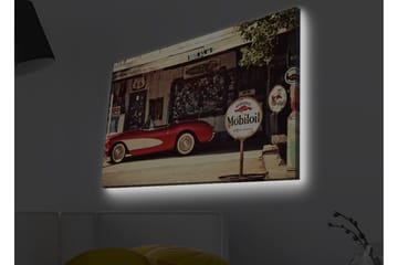 Lerretsbilde med LED-belysning - Klassisk rød sportsbil foran en vintage bensinstasjon - Rød / Grå / Hvit - Interiør - Maleri & posters - Lerretsbilder