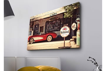 Lerretsbilde med LED-belysning - Klassisk rød sportsbil foran en vintage bensinstasjon - Rød / Grå / Hvit - Interiør - Maleri & posters - Lerretsbilder