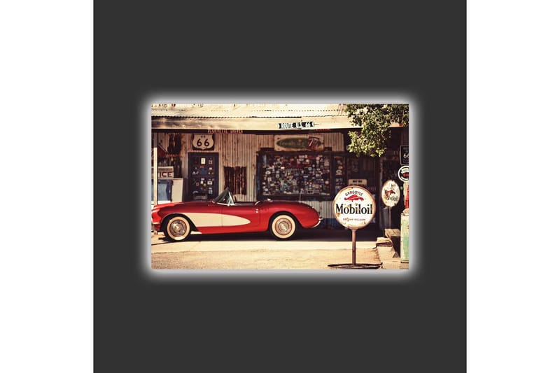 Lerretsbilde med LED-belysning - Klassisk rød sportsbil foran en vintage bensinstasjon - Rød / Grå / Hvit - Interiør - Maleri & posters - Lerretsbilder